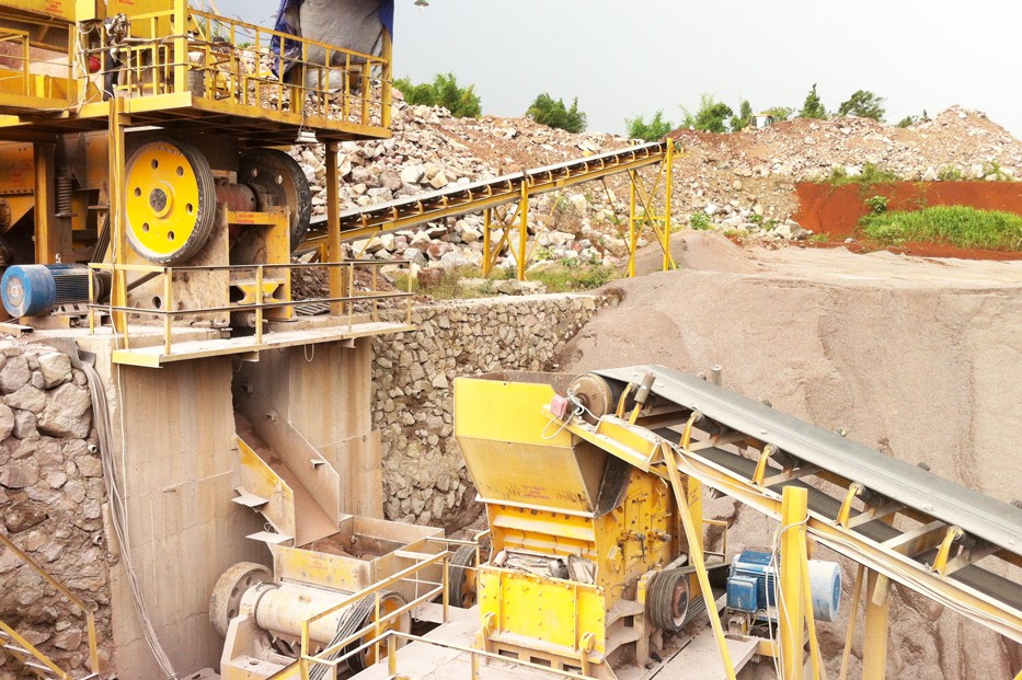 印度尼西亞時產(chǎn)200噸風化石碎石生產(chǎn)線成套設備